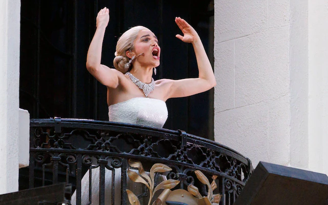 “Evita: Rachel Zegler conquista il West End… dal balcone!”
